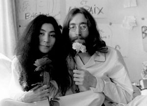 Джон Леннон и Йоко Оно во время постельного интервью