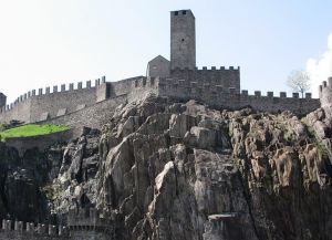 Замок Кастельгранде скала
