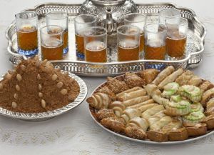 Празднование Ураза-байрам - традиционный обеденный стол