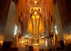 Внутри храма Ананда