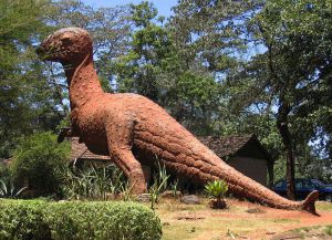 Статуя динозавра. Национальный музей в Найроби