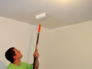 Как клеить потолочную плитку на неровный потолок3