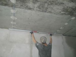 Как клеить потолочную плитку на неровный потолок6