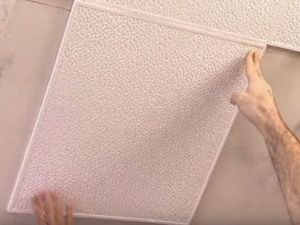 Как клеить потолочную плитку на неровный потолок14