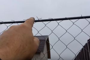 Забор из сетки рабицы своими руками12