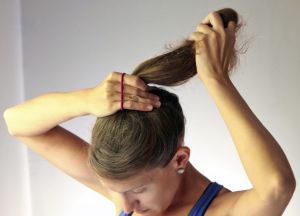 как сделать прическу пучок на средние волосы 1