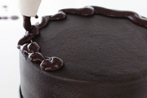 Как красиво украсить торт растопленным шоколадом 1