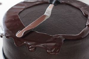 Как красиво украсить торт растопленным шоколадом 2