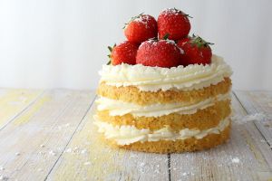 Как красиво украсить торт фруктами и ягодами 3