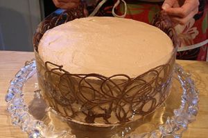 Как красиво украсить торт шоколадом 3