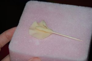 Как украсить торт цветами из мастики 5