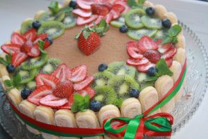 украшение торта клубникой и киви 14
