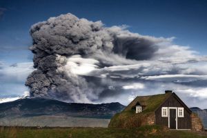 Фото извергающегося вулкана в Исландии