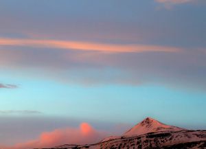Вулкан Сулюр на фоне вечернего неба