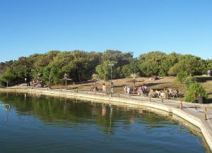 Озеро в парке Мигель Лильо