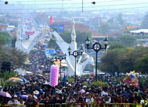 Тысячи паломников на улицах города во время праздника