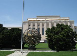 Армиллярная сфера, установленная напротив Дворца Наций