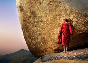 Буддистский монах у камня