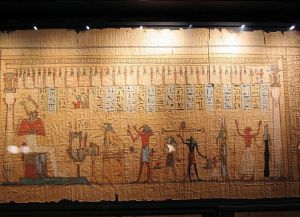 Древний папирус в библиотеке