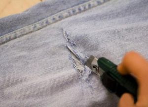 как сделать модные рваные джинсы 4