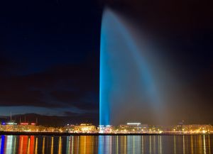 Подсветка Женевского фонтана в темное время суток