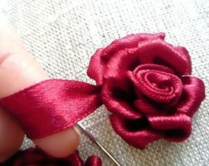Вышивка лентами розы24
