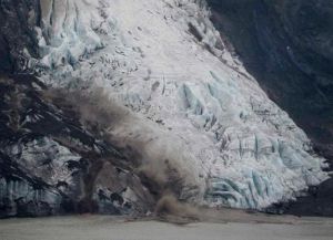 Ледник Эйяфьятлайокудль, находящийся вблизи от деревни Скогар