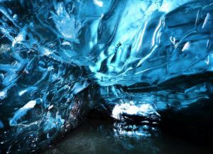 Ледяные пещеры имеют потрясающий голубой цвет