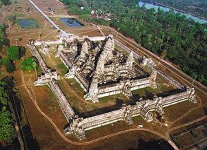 Территория храма Байон огромна