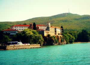 Вид на монастырь с озера