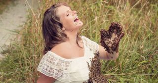 Беременная женщина шокировала Сеть фотосессией с живыми пчёлами!