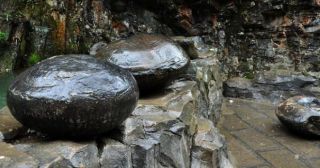 Китайская гора Чан Да Я каждые 30 лет «рождает» каменные яйца