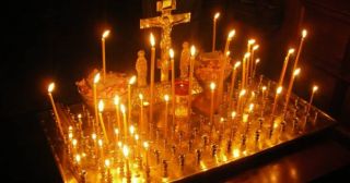 Церковная свеча: приметы о том, почему она может «плакать», падать, коптить и трещать