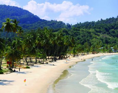 Уютный пляж на острове Тринидад