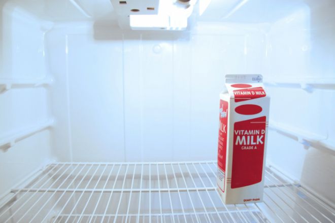 Не храните молоко и другие молочные продукты в дверце