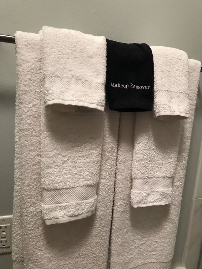Белые и черное полотенце