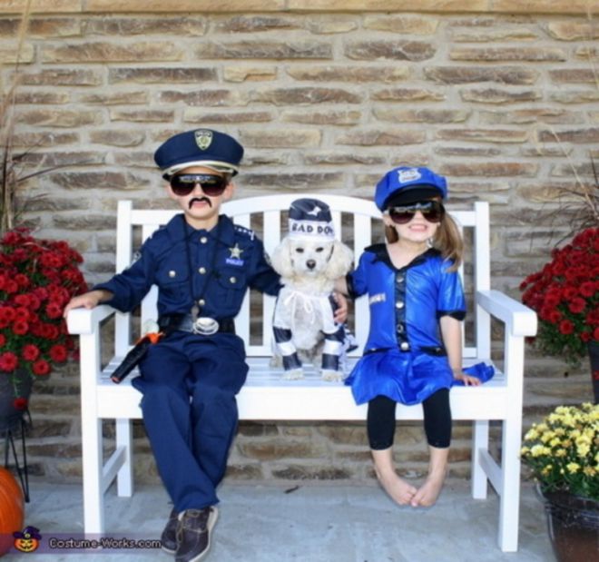 Дети и собака в костюмах полицейских