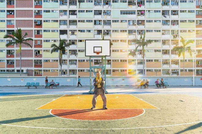 Мужчина на баскетбольной площадке