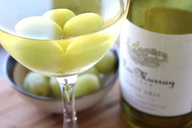 Охладите белое вино замороженным виноградом