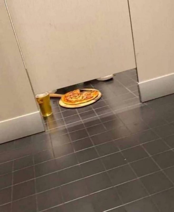 пицца в туалете