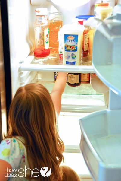 Превратите уборку холодильника в детскую игру