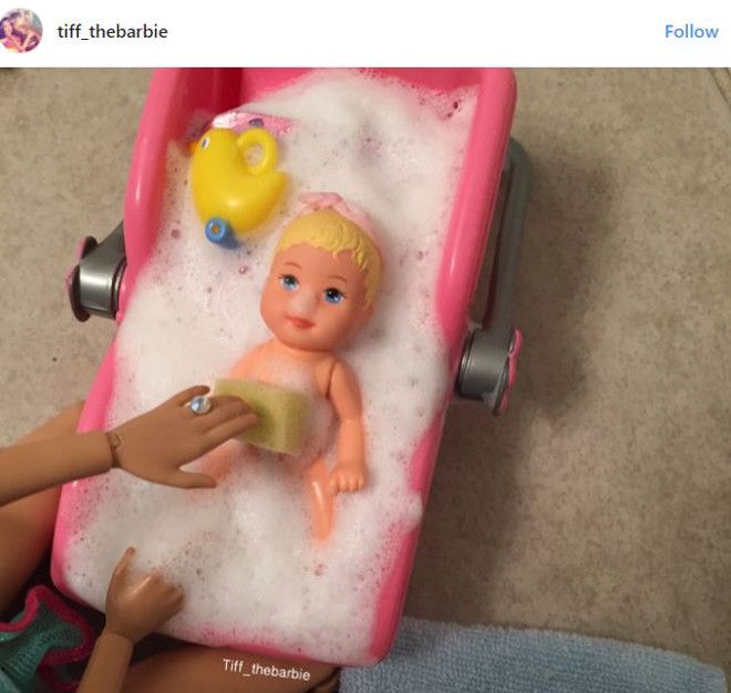 Ребенок в ванночке