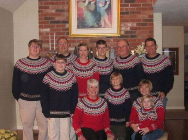 Семья в одинаковых свитерах