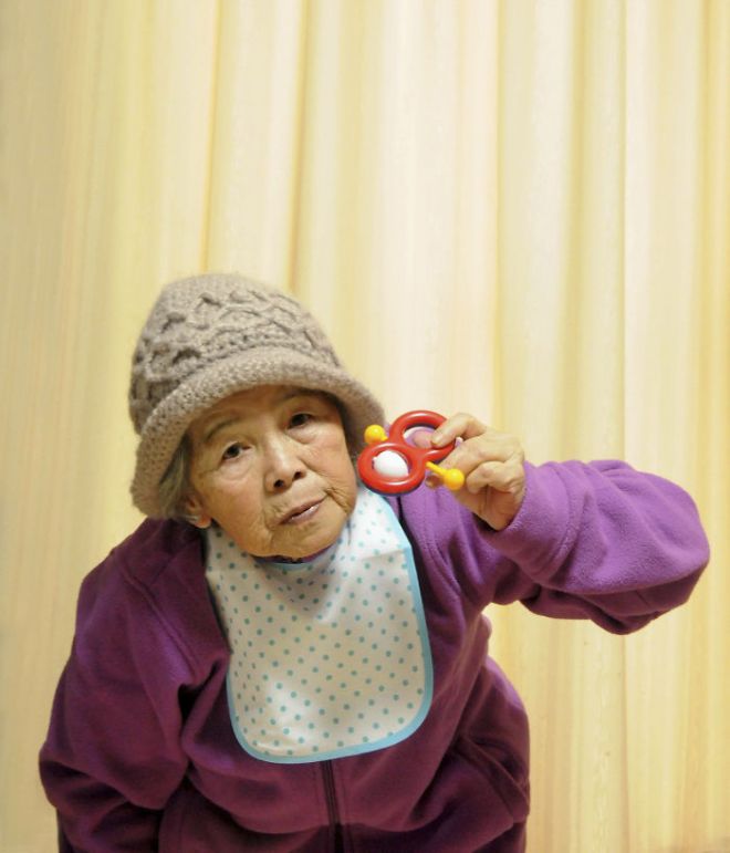 Бабушка с погремушкой