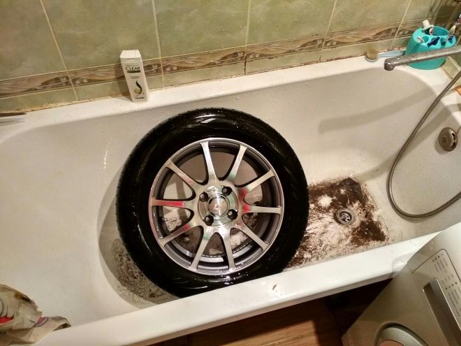 помыть колеса в ванной