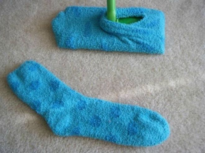 Старыми махровыми носками можно почистить ковёр