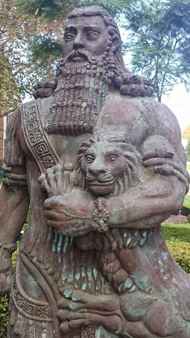 Статуя мужчины с животным