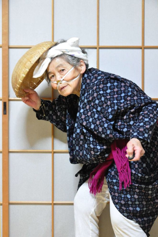 Бабушка в костюме самурая