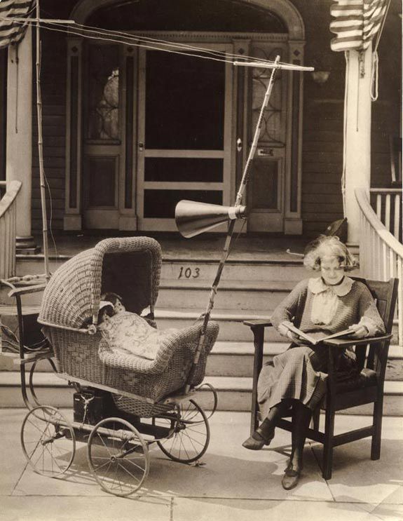 Детская коляска с антенной и радио