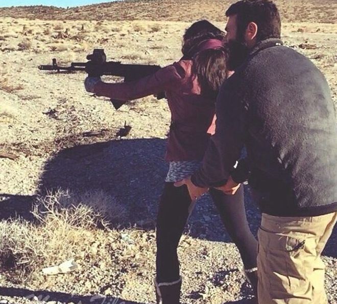 Всегда поддержите в трудных. Парень учит девушку стрелять.